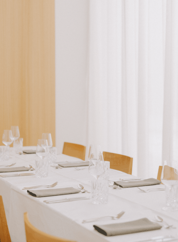 Gedeckter Tisch für ein Event im Esszimmer Landtag